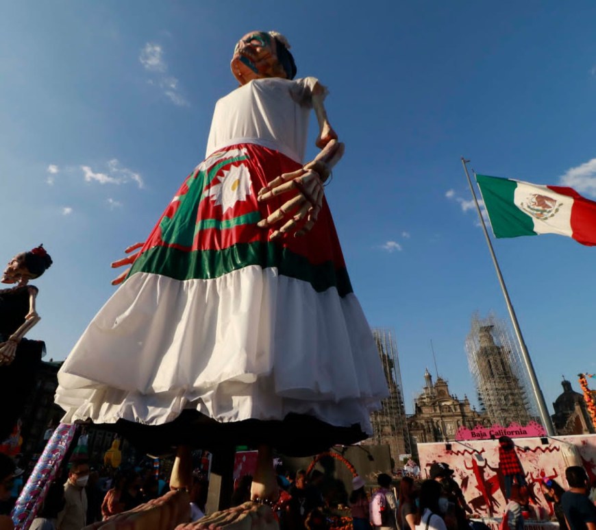 Altar de muertos en el Zócalo capitalino