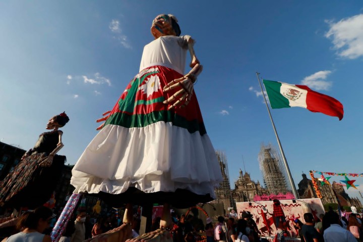 Altar de muertos en el Zócalo capitalino