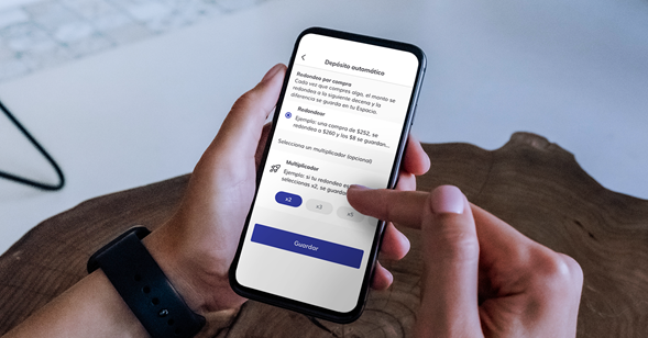 Manipula teléfono celular