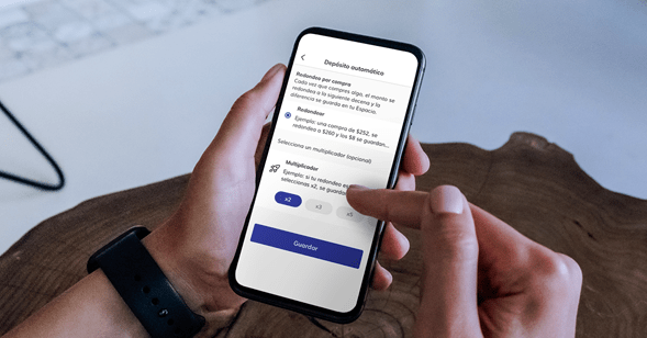 Manipula teléfono celular