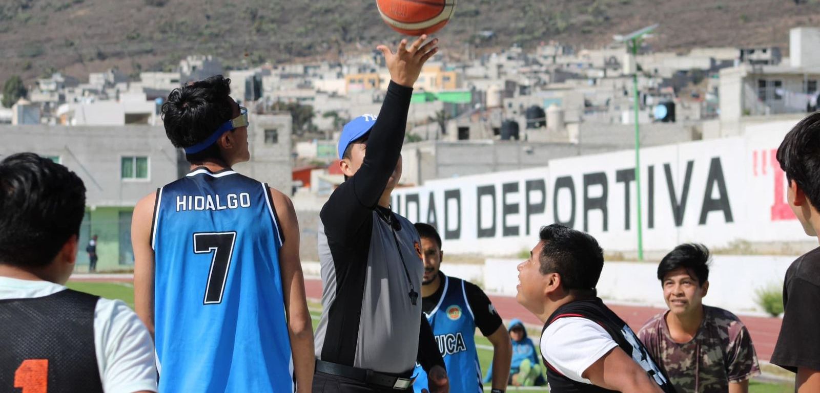 Jóvenes juegan basquetbol