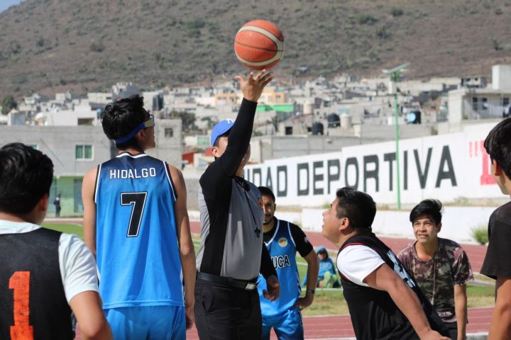 Jóvenes juegan basquetbol