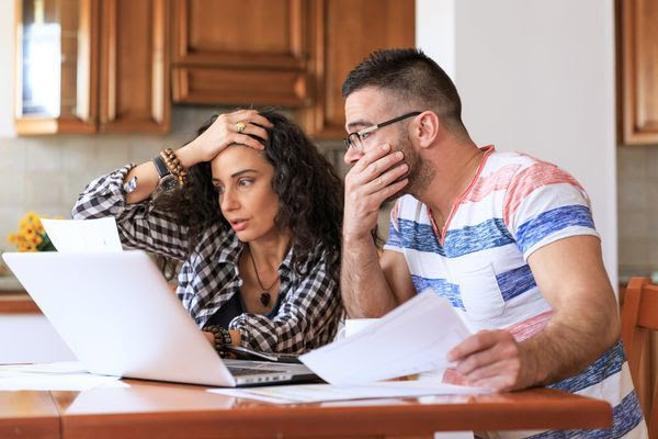 Personas en mesa de trabajo
