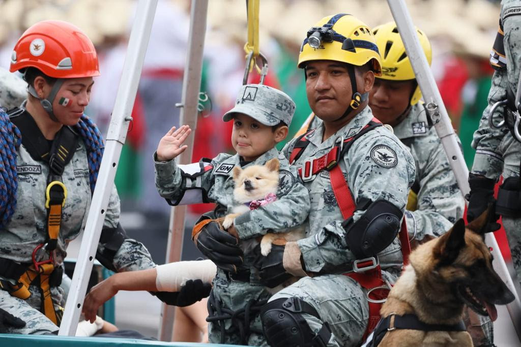 Desfile militar por el 114 aniversario de la Revolución Mexicana ...