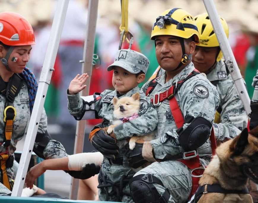 Integrantes de la Guardia Nacional con hijo