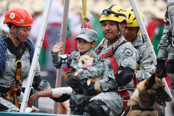 Integrantes de la Guardia Nacional con hijo