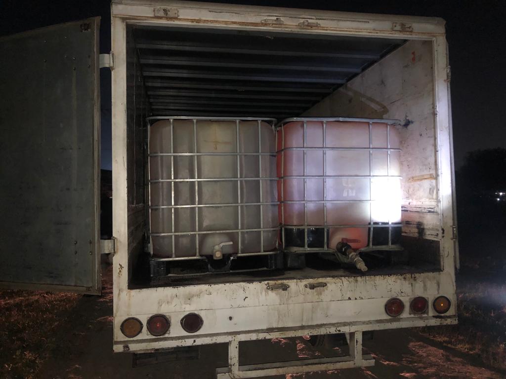 Camioneta con bidones y combustible ilegal