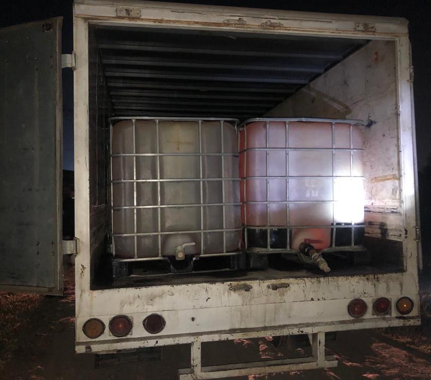 Camioneta con bidones y combustible ilegal