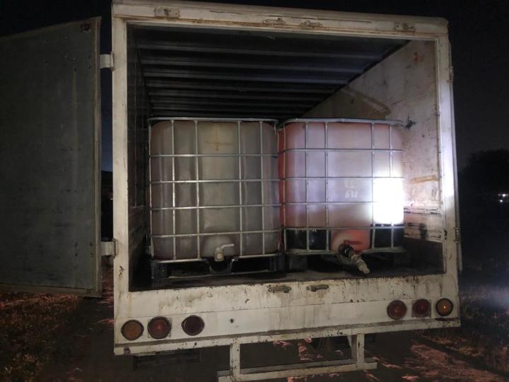 Camioneta con bidones y combustible ilegal