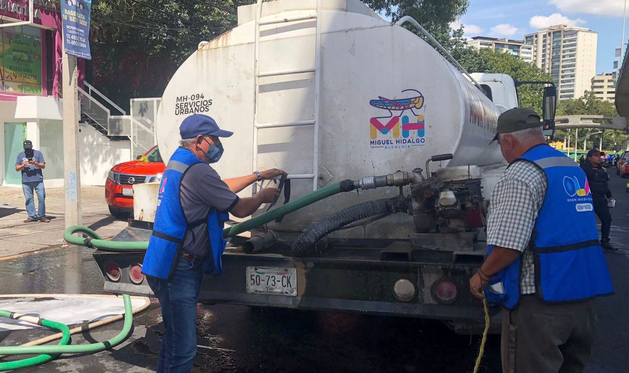 Pipas para abastecer de agua en la Miguel Hidalgo