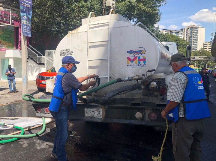 Pipas para abastecer de agua en la Miguel Hidalgo