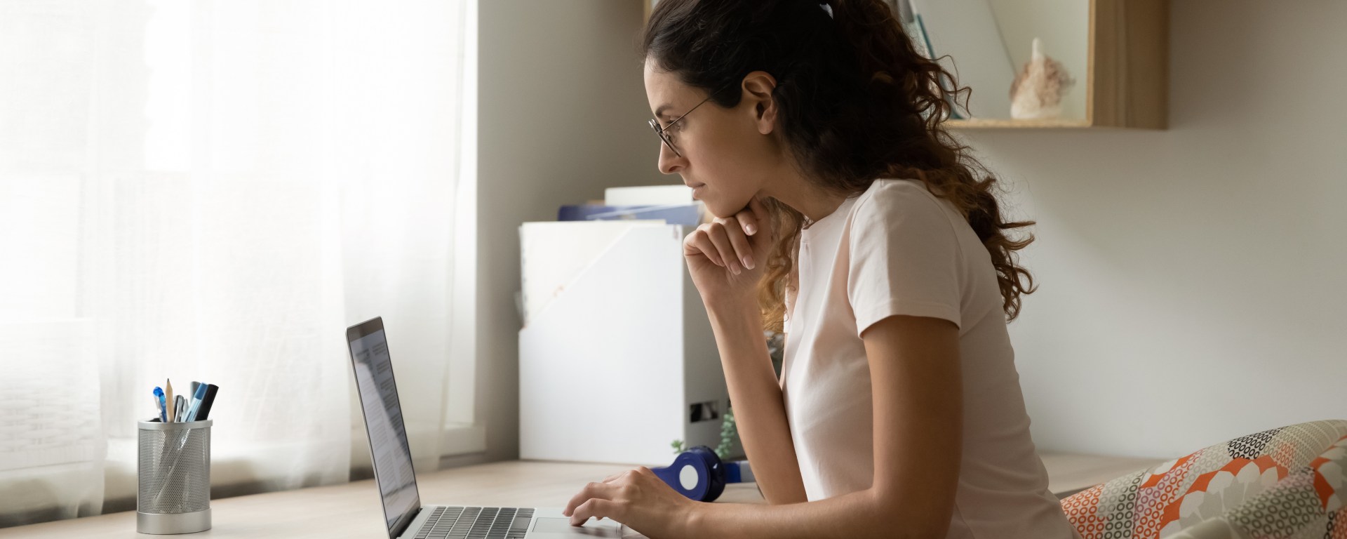 Mujer trabaja en una computadora