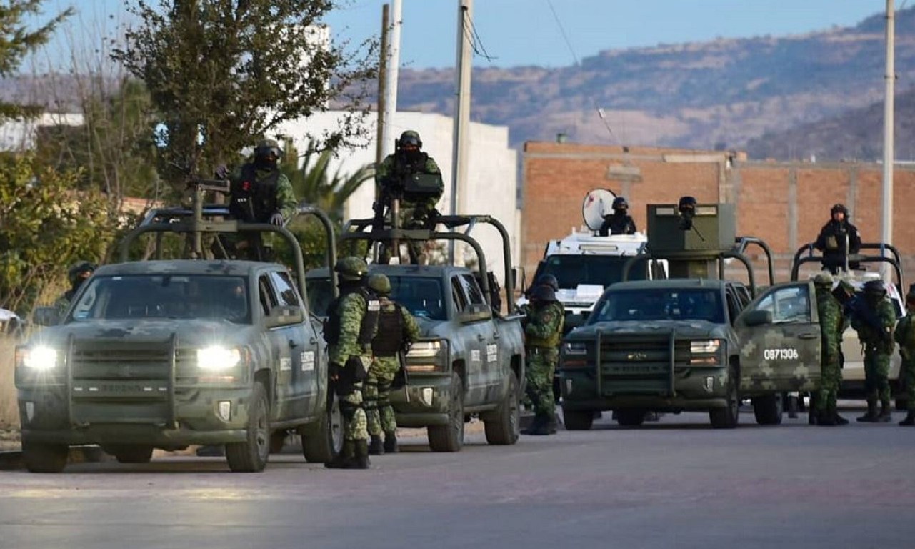 Convoy de vehículos militares