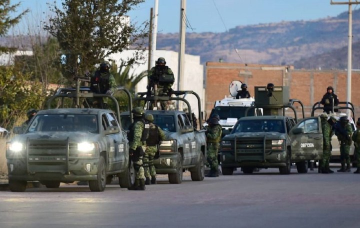 Convoy de vehículos militares