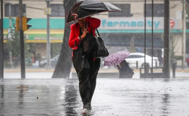 Mujer en la lluvia