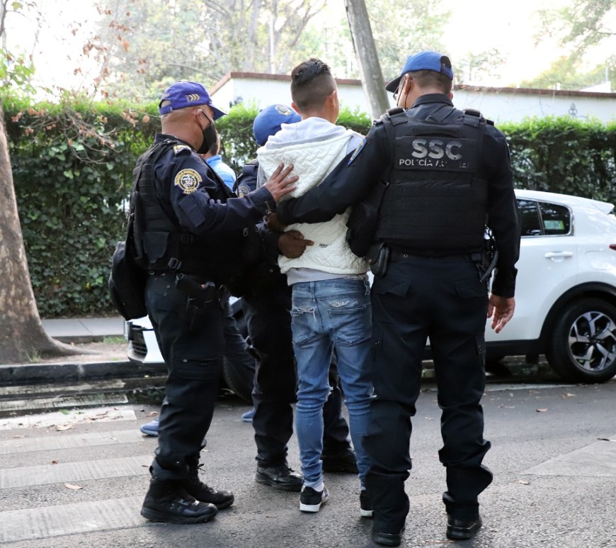 Poicías auxiliares con persoan detenida