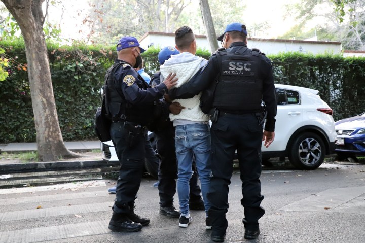 Poicías auxiliares con persoan detenida