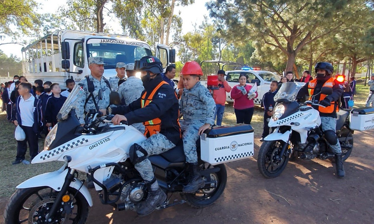 Niño en vehículo de la Guardia Nacional
