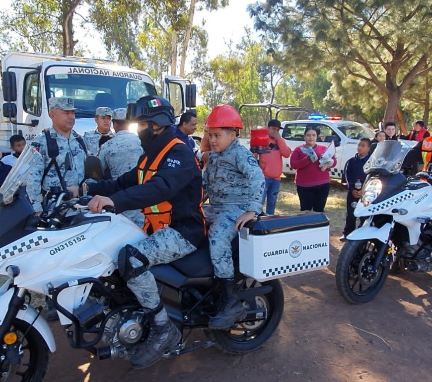 Niño en vehículo de la Guardia Nacional