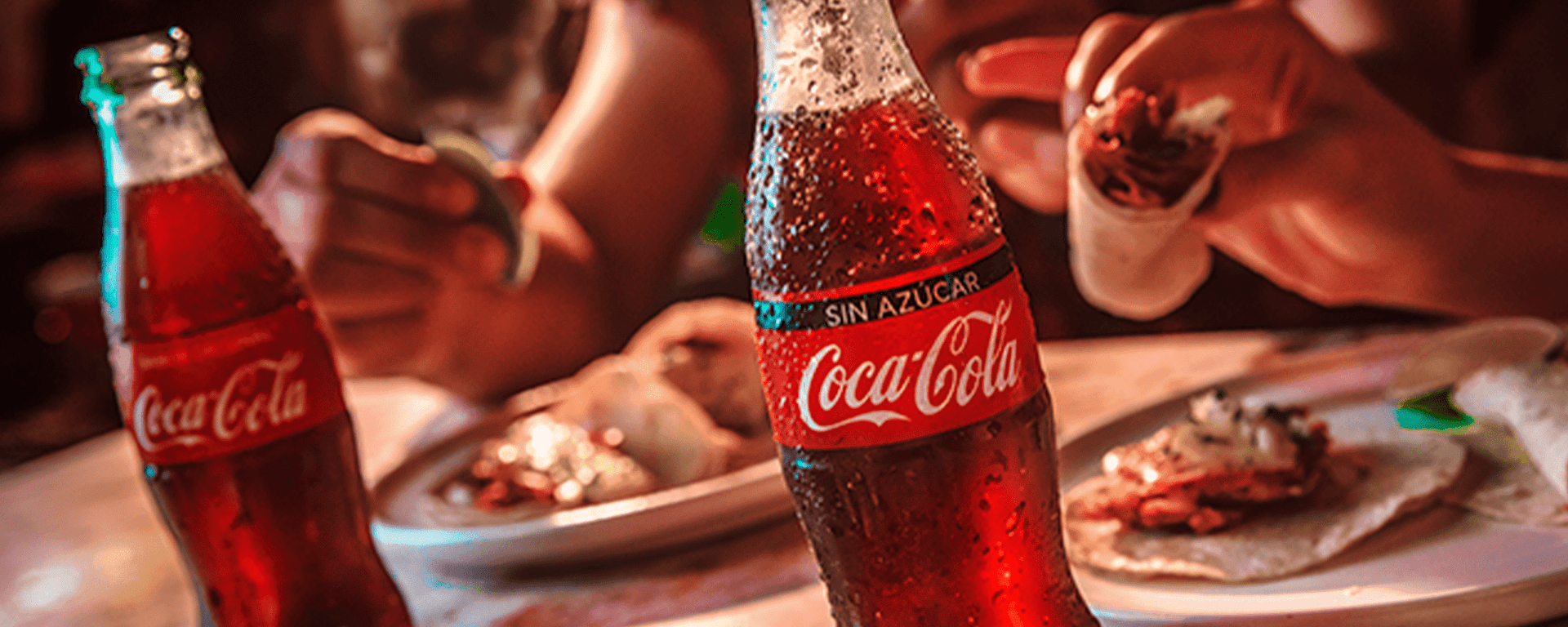 Coca Cola y tacos en la mesa
