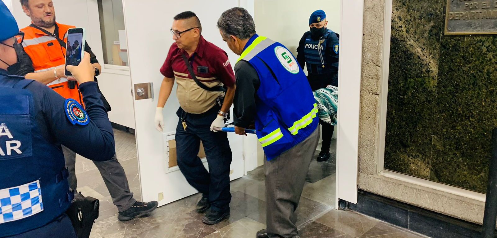 Socorristas atienen a mujer en labor de parto en el metro