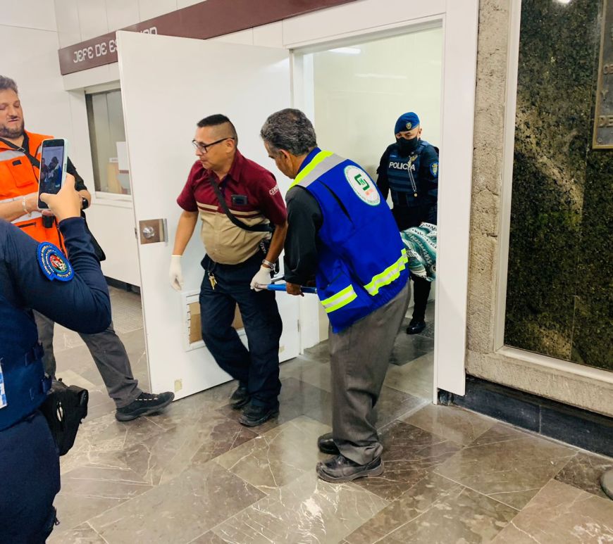 Socorristas atienen a mujer en labor de parto en el metro