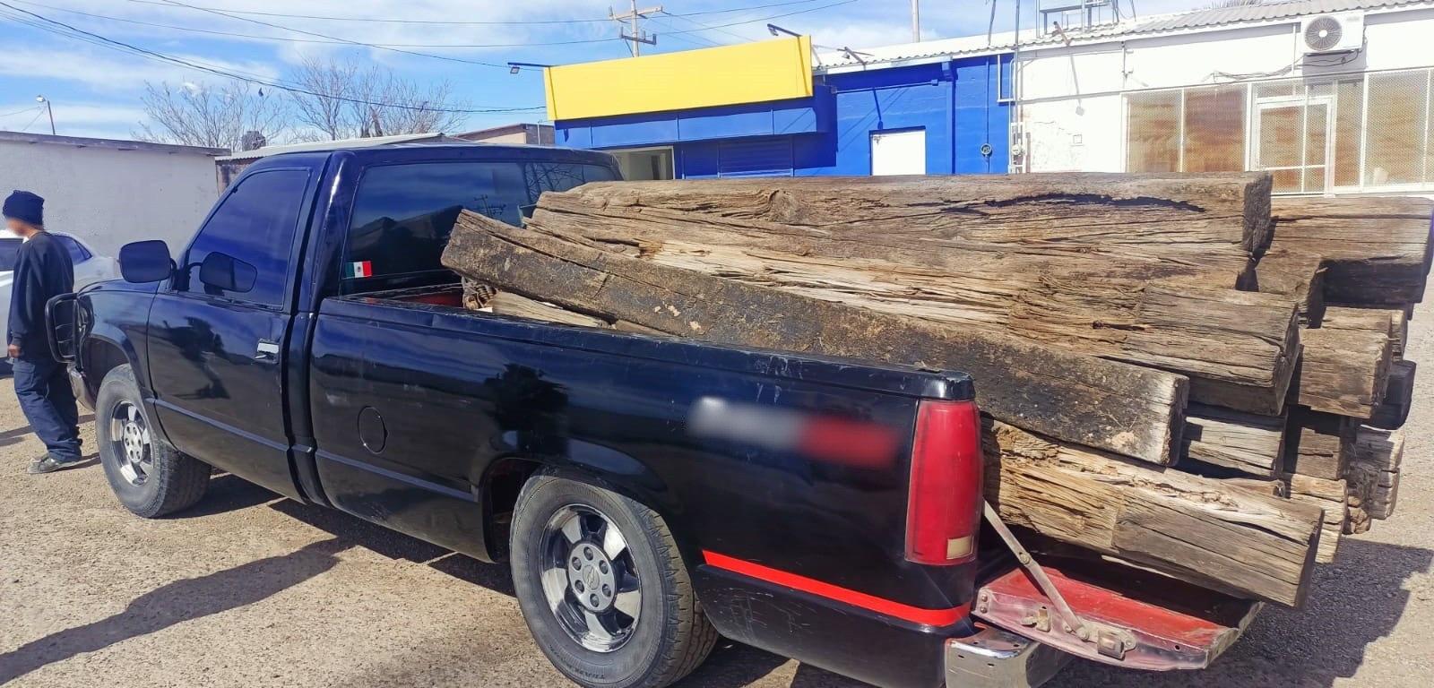 Camioneta cargada con madera