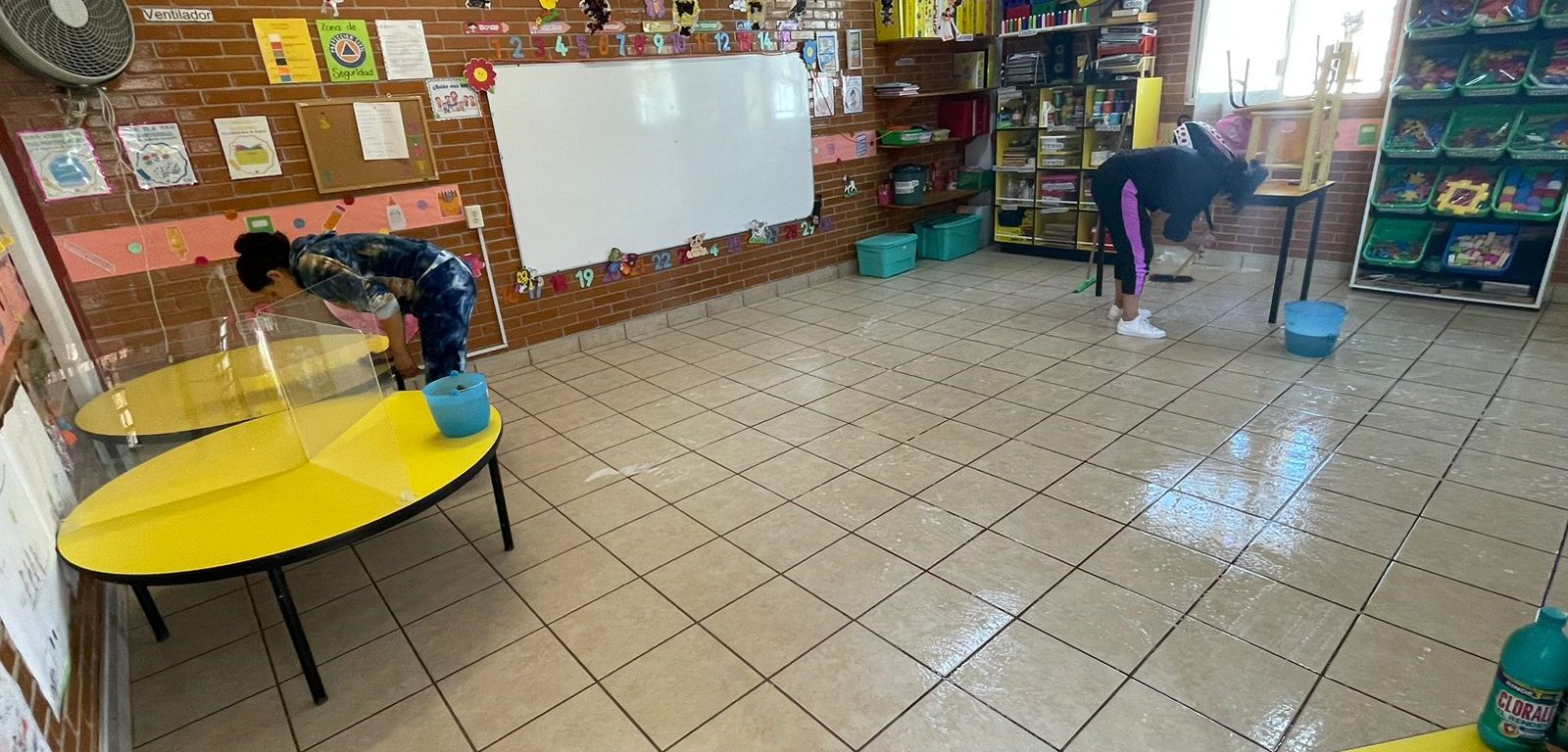 Lavan y desinfectan salón de clase