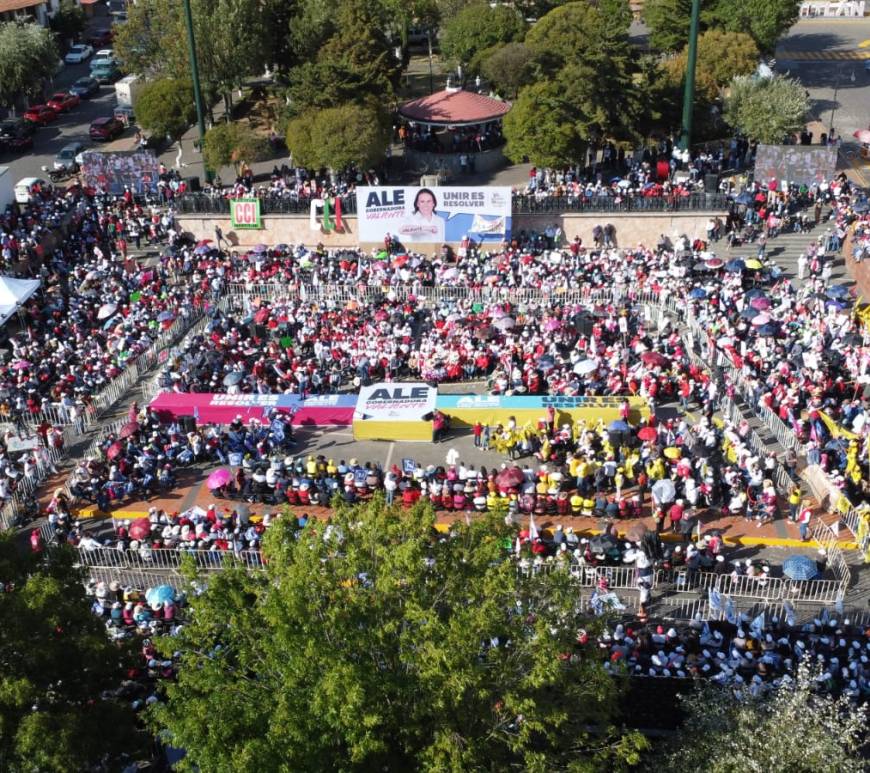 Multitud en avento de Alejandra del Moral