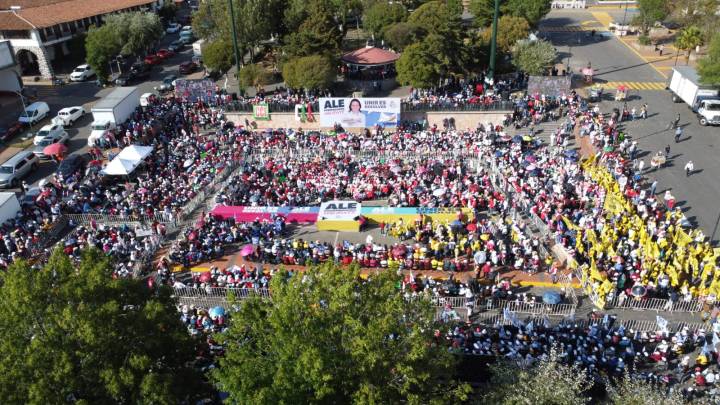 Multitud en avento de Alejandra del Moral