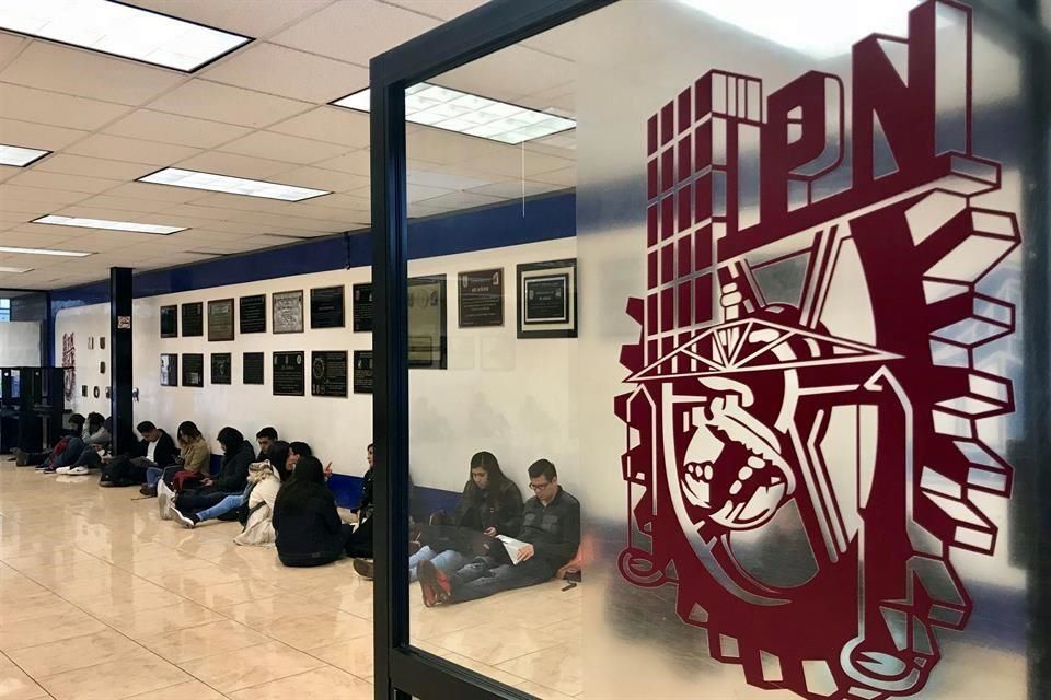 Alumnos en instalaciones del IPN