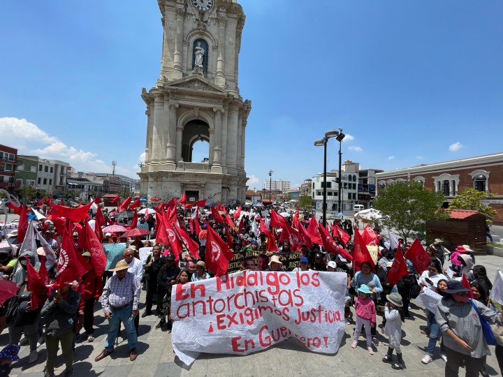 Antorchistas se manifiestan en Pachuca 