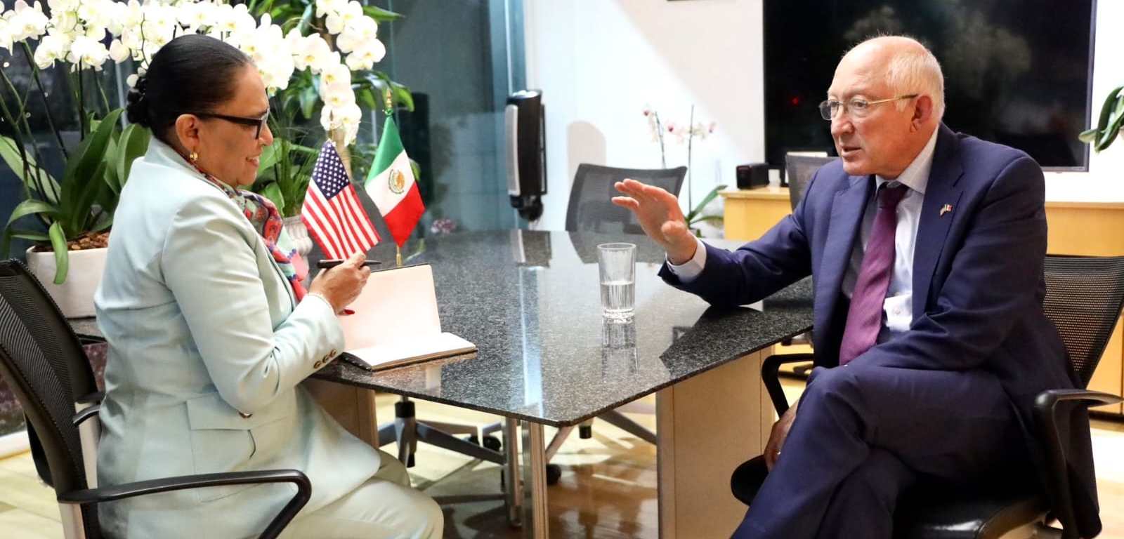 Rosa Icela Rodríguez y Ken Salazar