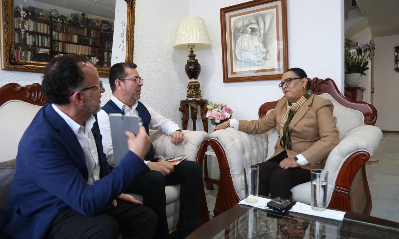 Rosa Icela Rodríguez con Los Periodistas