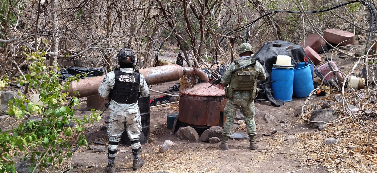 Laboratorio clandestino de drogas, efectivos de la Guardia Nacional y Ejército mexicano