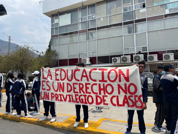 Alumnos se manifiestan frente a escuela