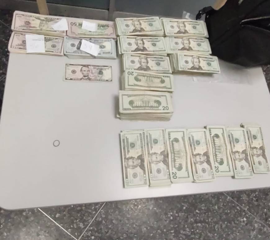 Billetes de dólares en mesa