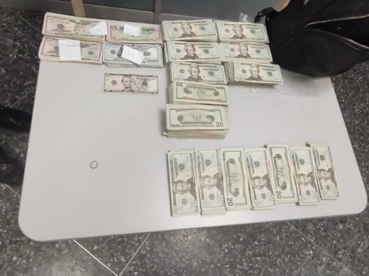 Billetes de dólares en mesa