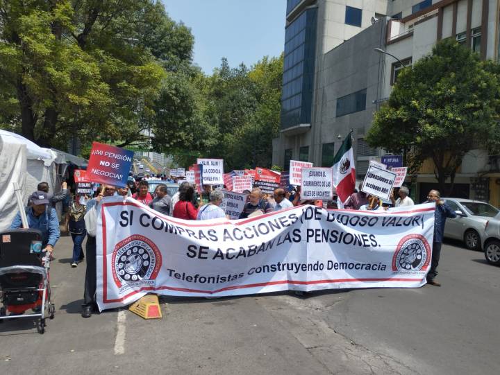 Se manifiestan trabajadores de Telmex