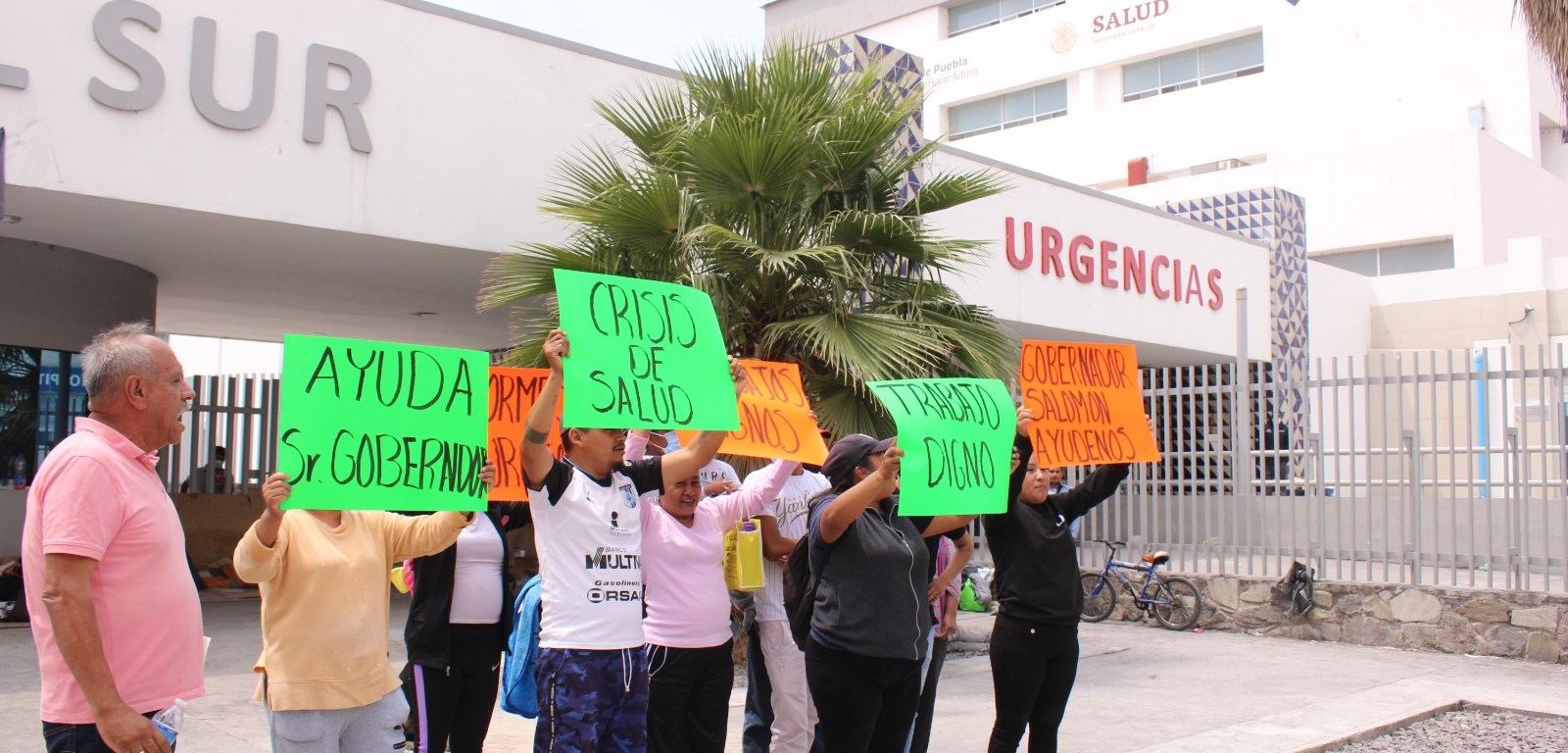 Trabajadores de limpieza se manifiestan en Hospital General de Puebla