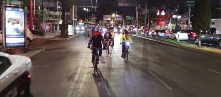 Personas en bicicleta de noche