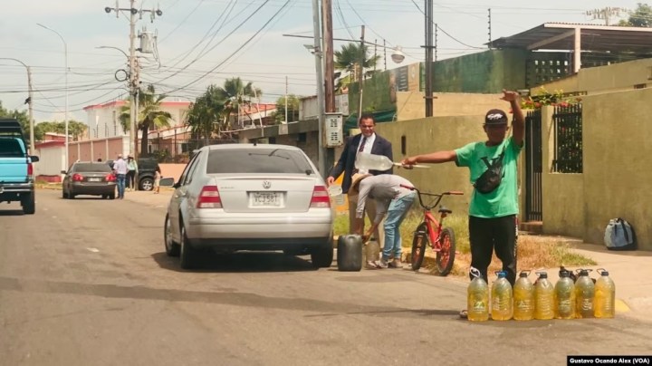 Venta de gasolina en las calles de Venezuela 