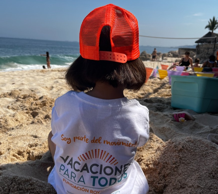 Menor juega en la playa