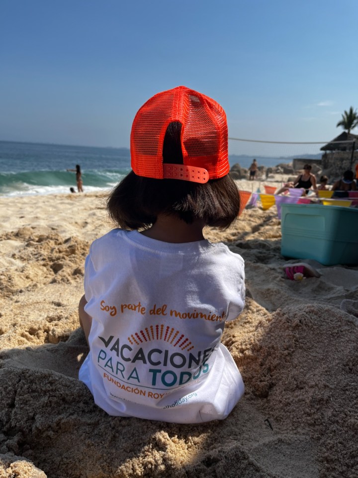 Menor juega en la playa