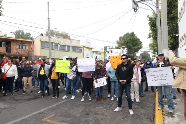 Maestros mexiquenses bloquean vialidades