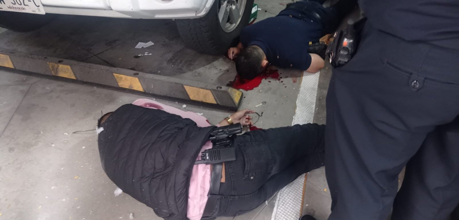 Personas en el piso, sin vida