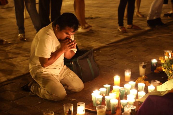 Persona incada por los desaparecidos de Ayotzinapa