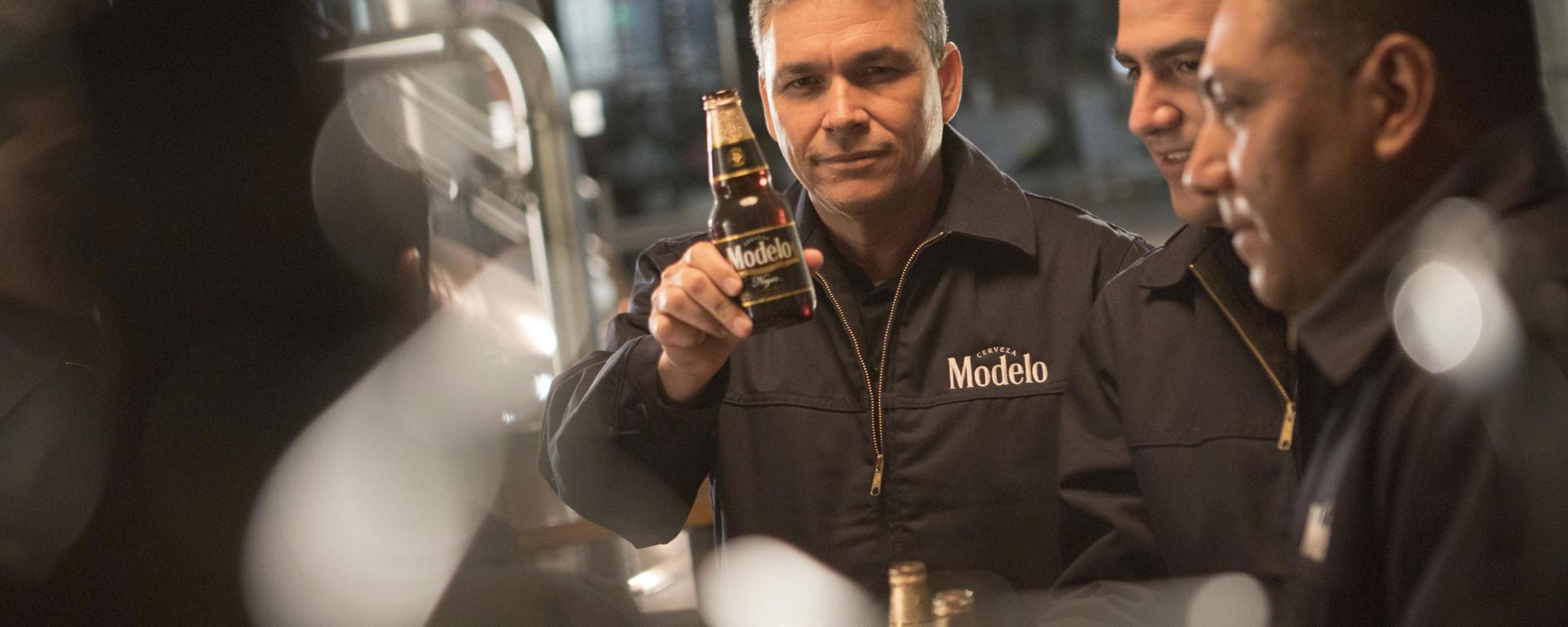 Persona con cerveza en la mano