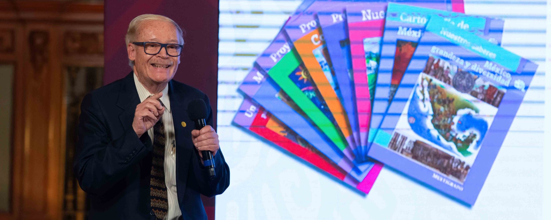 Presentan libros de texto gratuitos