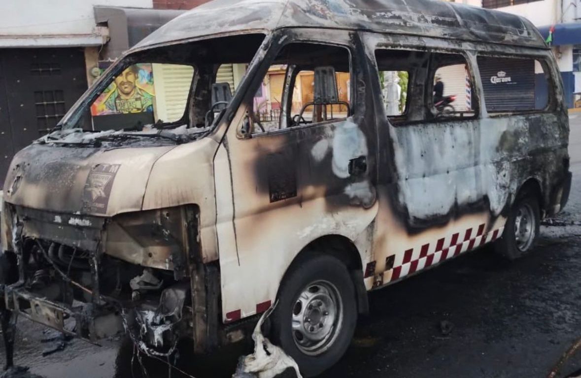 Vehículo incendiado en el municipio mexiquense de Ecatepec